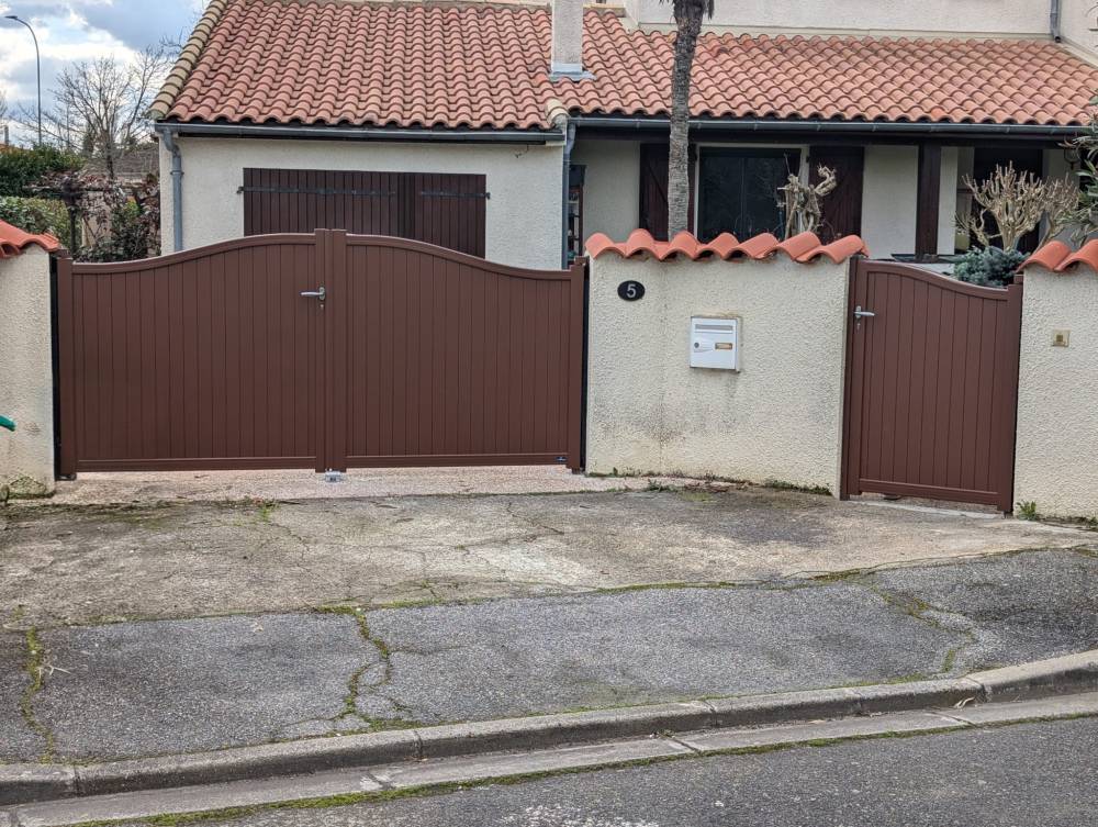 PORTAIL BATTANT INTEMPOREL RAL 8019